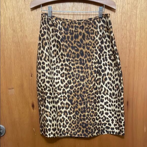 Striking All Silk Maggy London Leopard Print 2-Piece Suit. 10 - Picture 4 of 5